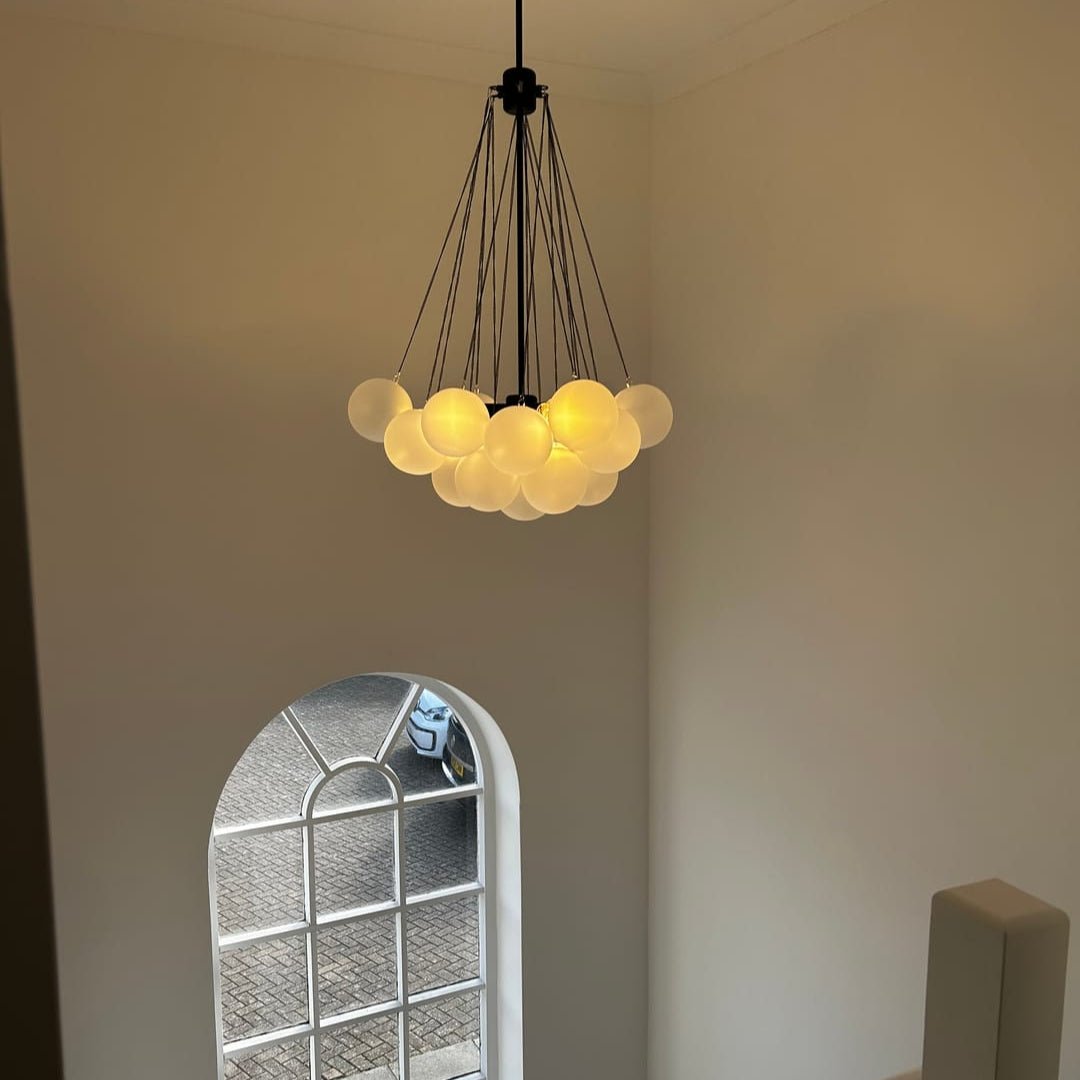 Zeitgenössischer Hängender Kronleuchter Mit Glaskugel-Design