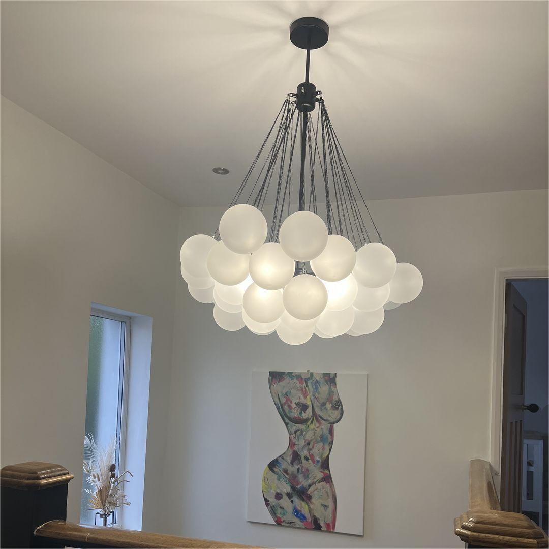 Zeitgenössischer Hängender Kronleuchter Mit Glaskugel-Design