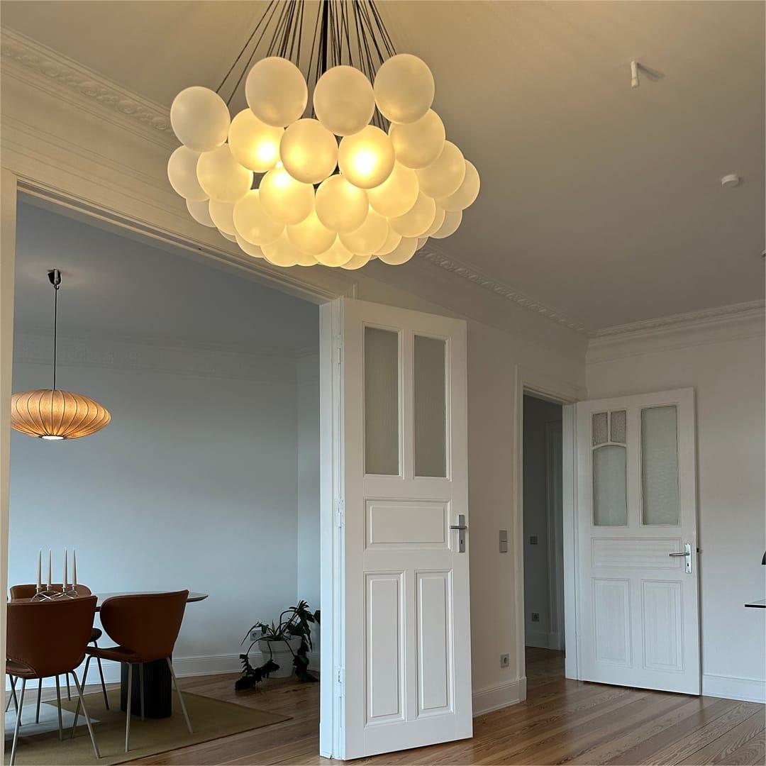 Zeitgenössischer Hängender Kronleuchter Mit Glaskugel-Design