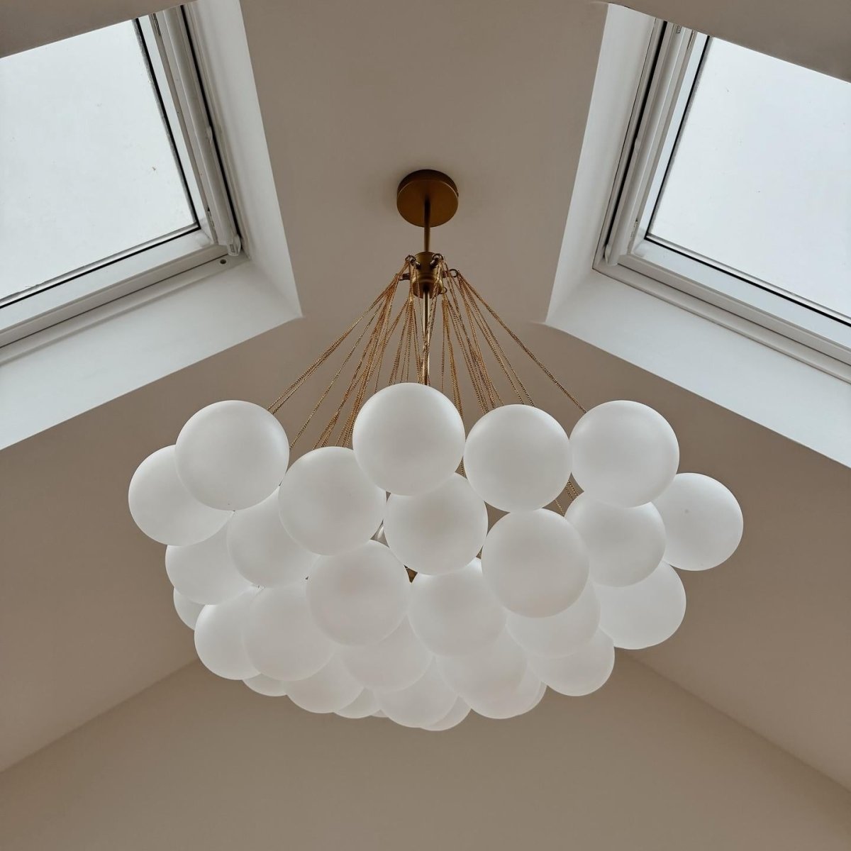 Zeitgenössischer Hängender Kronleuchter Mit Glaskugel-Design