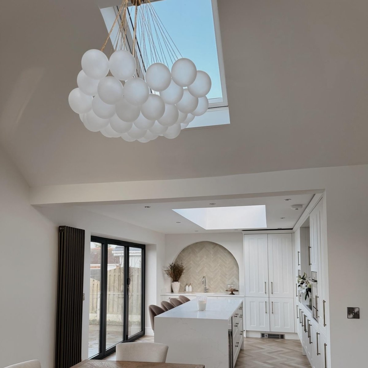 Zeitgenössischer Hängender Kronleuchter Mit Glaskugel-Design