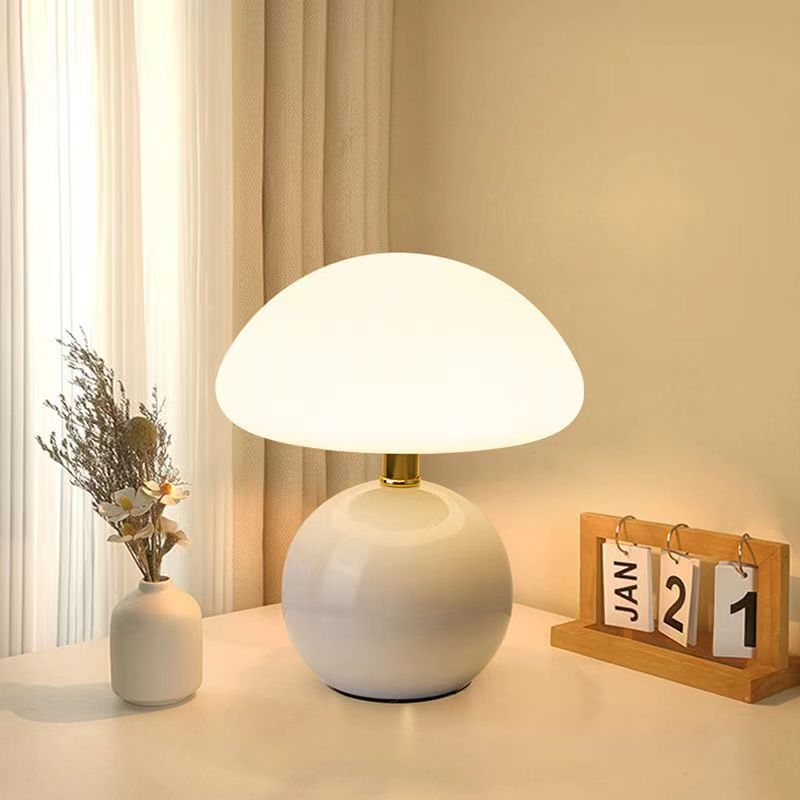 Design Tischlampe – Creme Pilzlampe Im Französischen Flair